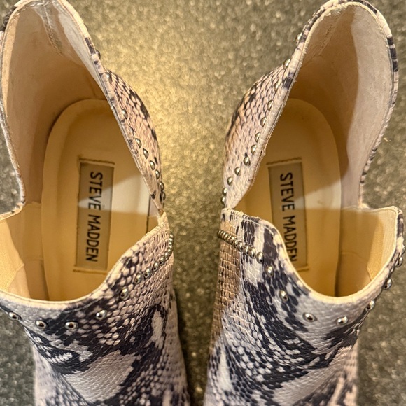 Steve Madden Elegant Snakeskin Pattern Ankle Booties - size 8 - Picture 4 of 5